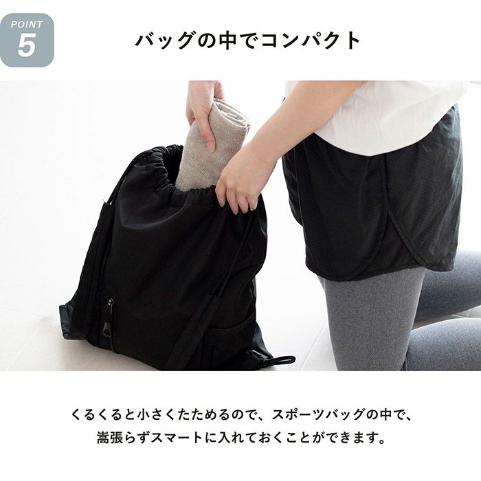 走りながら汗を拭く男性