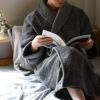 バスローブを着て読書